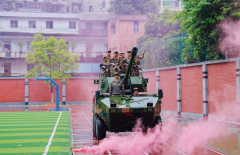 装甲突击车慢慢驶入操场瞬间点着全场气氛同学们分批登车体会